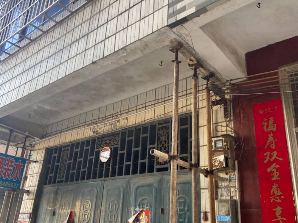 賀州某樓房周邊挖土方導(dǎo)致地基下沉錨桿靜壓樁加固